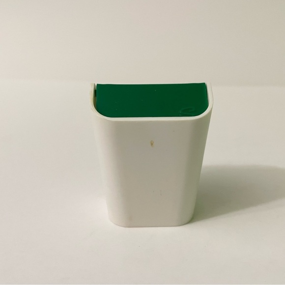 Vintage Sindy Pedigree Vacuum Cleaner and Garbage Can Doll Accessories - Picture 12 of 16